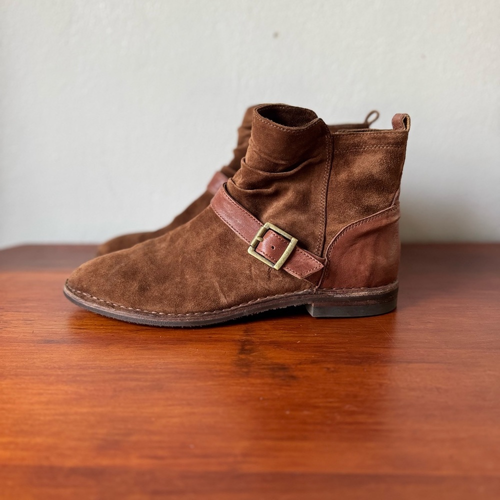 Trask Naomi suede brown leather ankle boots, buckles, & vibram soles sz 9.5